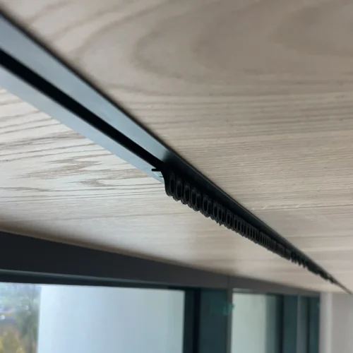 Karnisz podtynkowy czarny